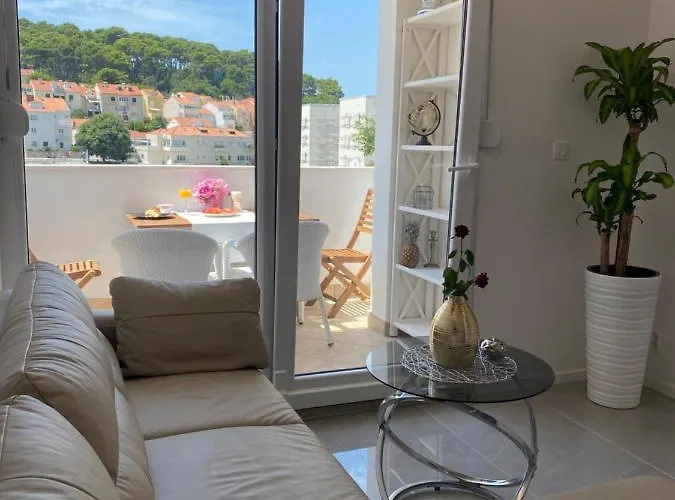 White Sapphire Apartment *